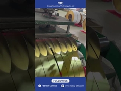 La bande de cuivre découpée avec précision libère une lumière dorée.